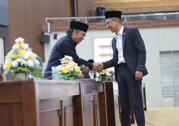 Gubernur Banten Al Muktabar Menghadiri Rapat Paripurna DPRD: Membahas Pertanggungjawaban Pelaksanaan APBD 2023 dan Menindaklanjuti Masukan
