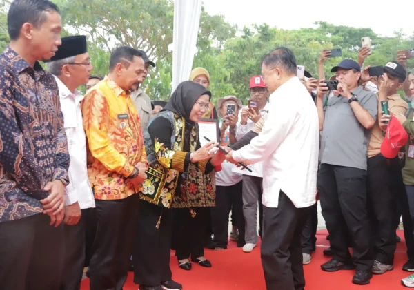 Ratu Tatu Chasanah Terima Penghargaan dari PMI Pusat atas Dukungan Penanggulangan Bencana di Kabupaten Serang