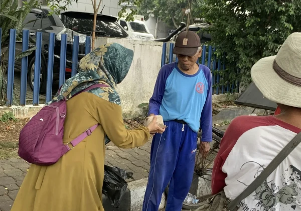 Rekrut Mahasiswa: Komunitas Suara Kebaikan Berbagi Nasi Bungkus di Sekitar Alun-Alun Rangkasbitung