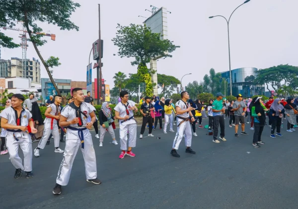 Pjs Wali Kota Tangsel Beri Semangat Atlet dalam Kirab Menuju Porkot 2024 dan Persiapan Porprov 2026