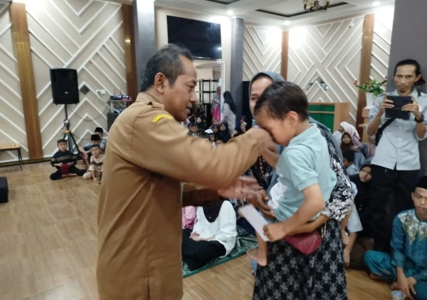 Peringati HUT ke-2, Forum Wartawan Banten Santuni 100 Anak Yatim — Kadis Kominfo: “FWB Mitra Penting Pemerintah dalam Membangun Kota Serang”
