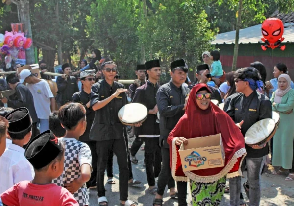Warga Serang Berbagi Lewat Tradisi Ngeropok